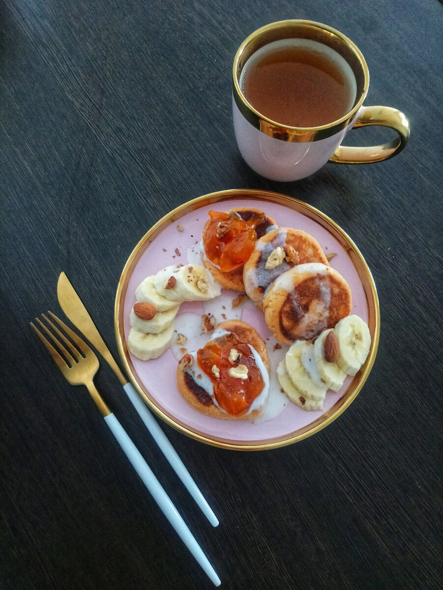 Сырники из топлёного творога с джемом, йогуртом, бананами и орехами