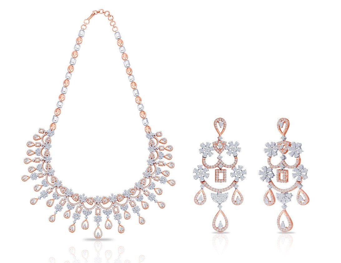 Набор ожерелье и серьги из розового золота.