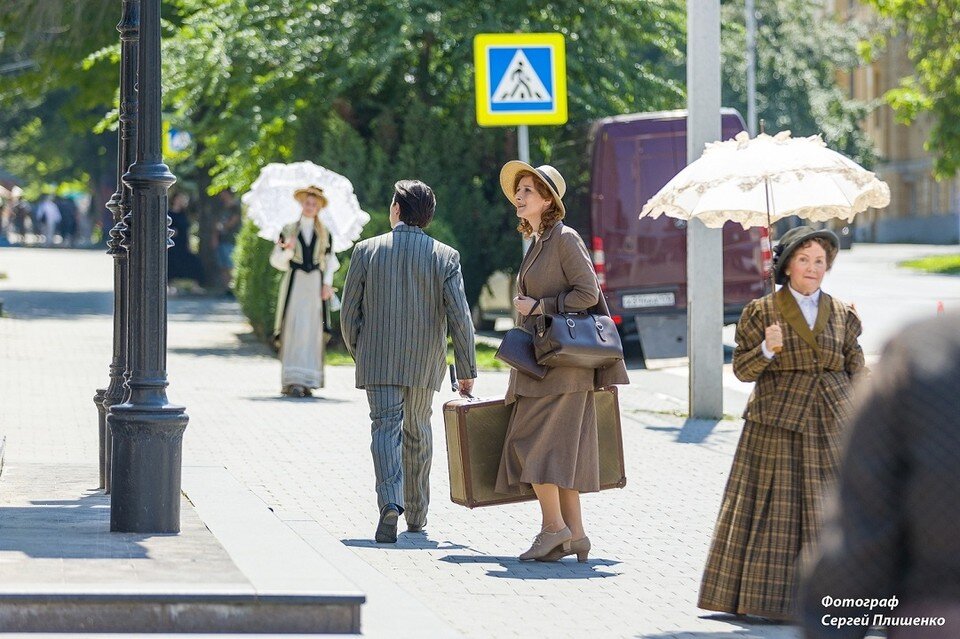     Во время съемок сериала в кадре то и дело появлялись "признаки цивилизации", например дорожные знаки. Фото: Сергей ПЛИШЕНКО.