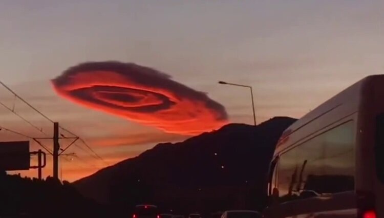 Странное облако в Турции перед землетрясением (Бурса, кадр с видео от "USA Today")