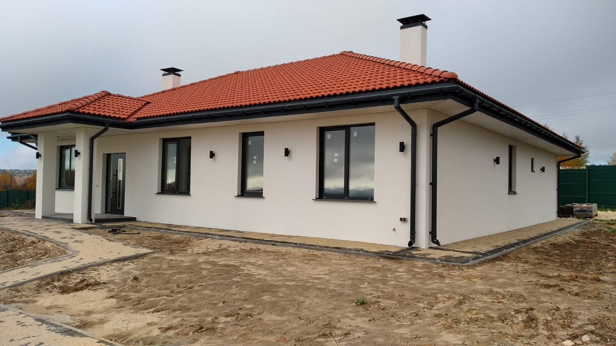 Дом построен ро проекту Тюльпан из газобетонного блока 400 мм с нанесением фасадной штукатурки 