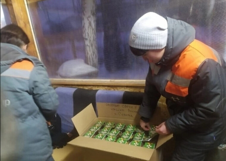    Свердловчанки стараются помочь фронту