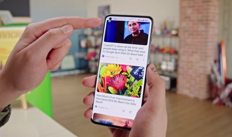    Отдельный лайк экран OnePlus 11 получает за удачное расположение фронтальной камеры