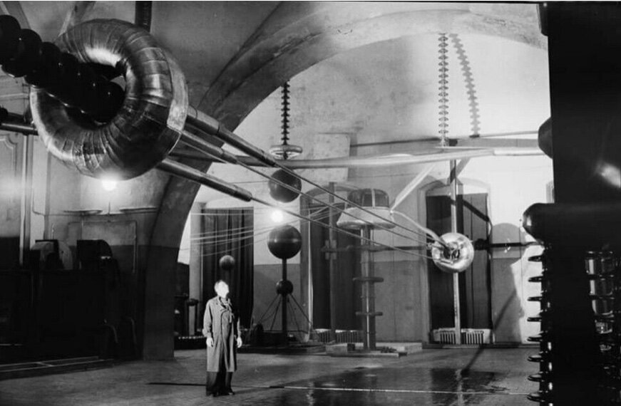 установка для создания искусственных молний в храме Большое Вознесение