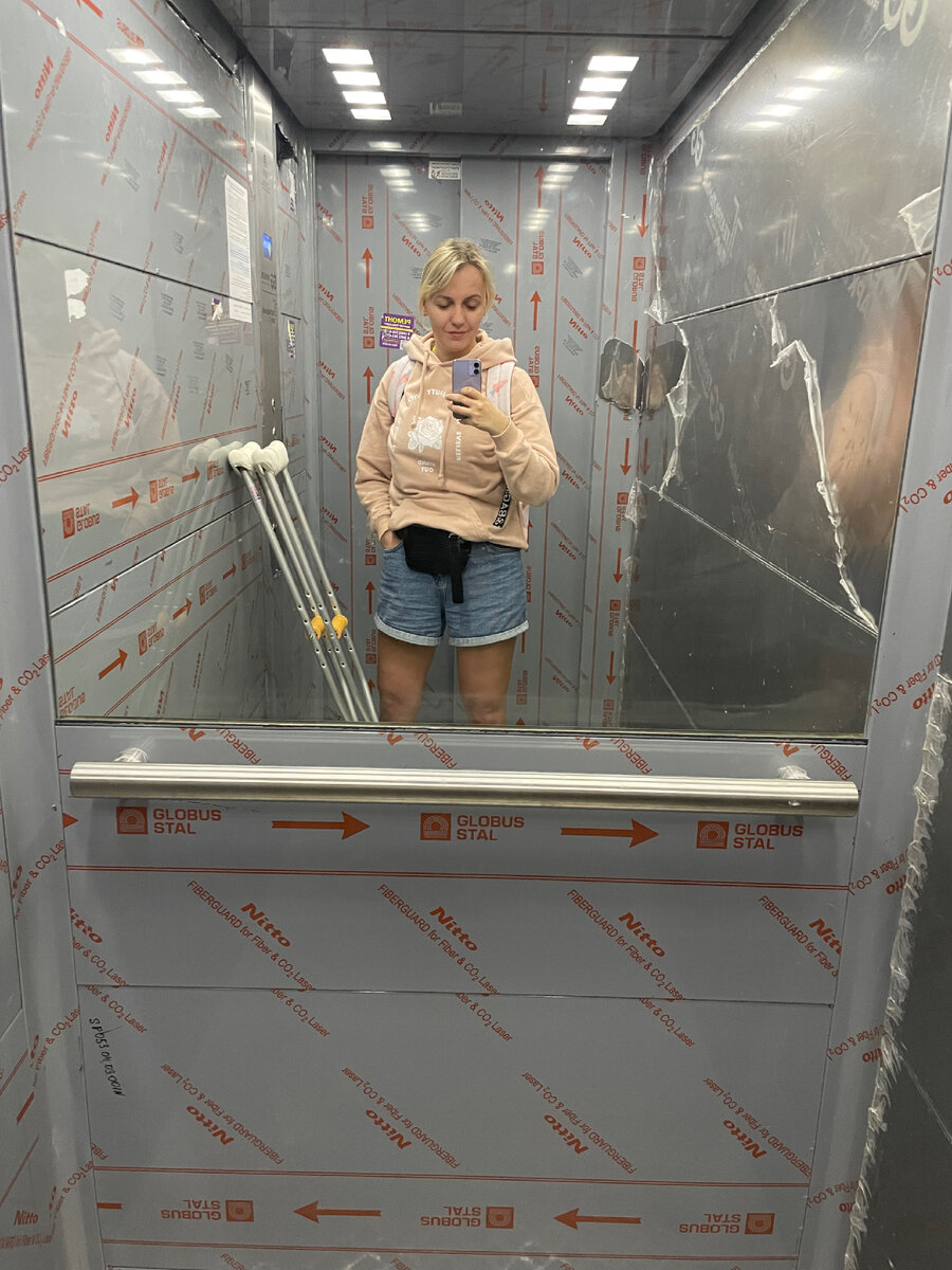 Это я деловая колбаса, помчала в аэропорт, невыспавшаяся