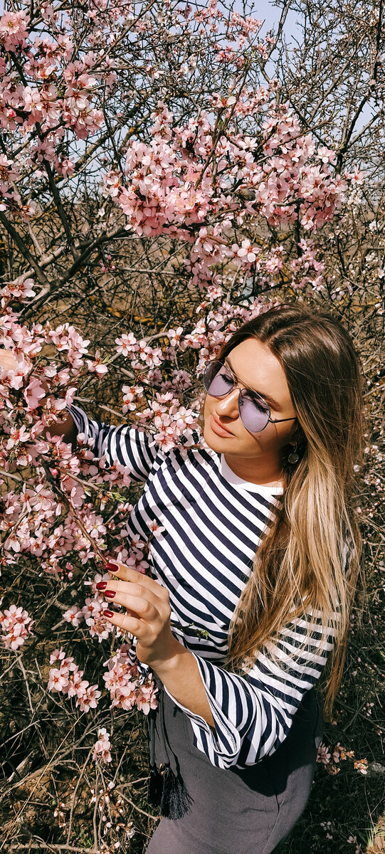 Цветение миндаля на окраинах дорог.