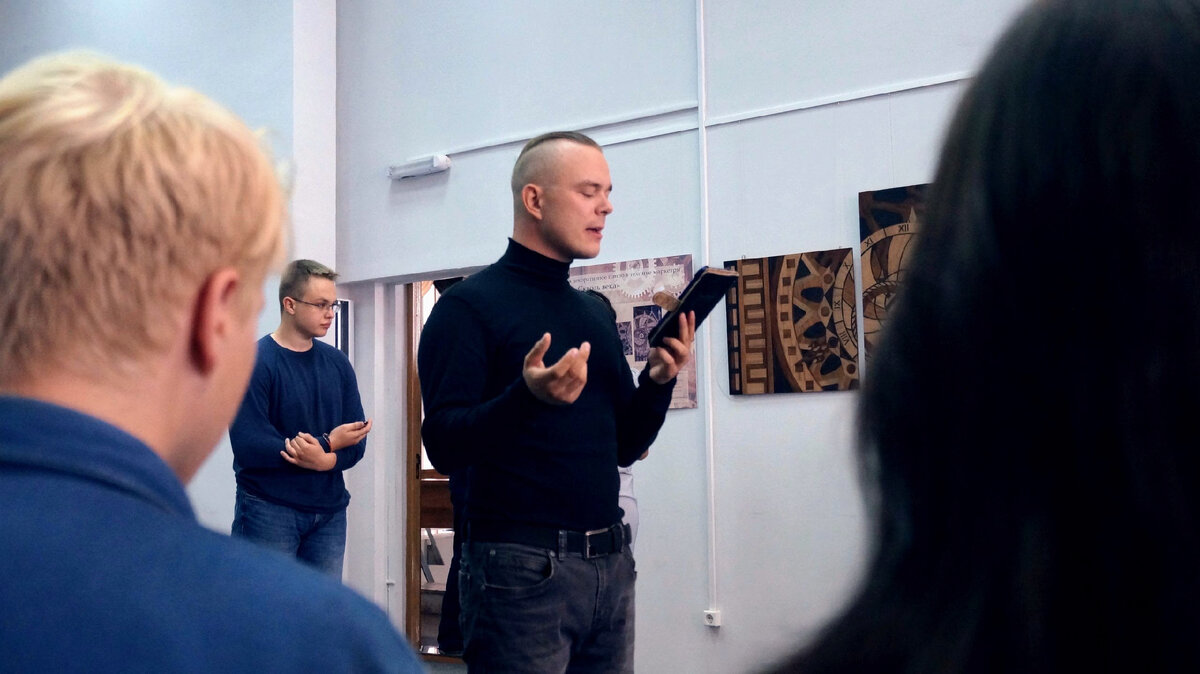 На многочисленных соревновательных поэтических вечерах.