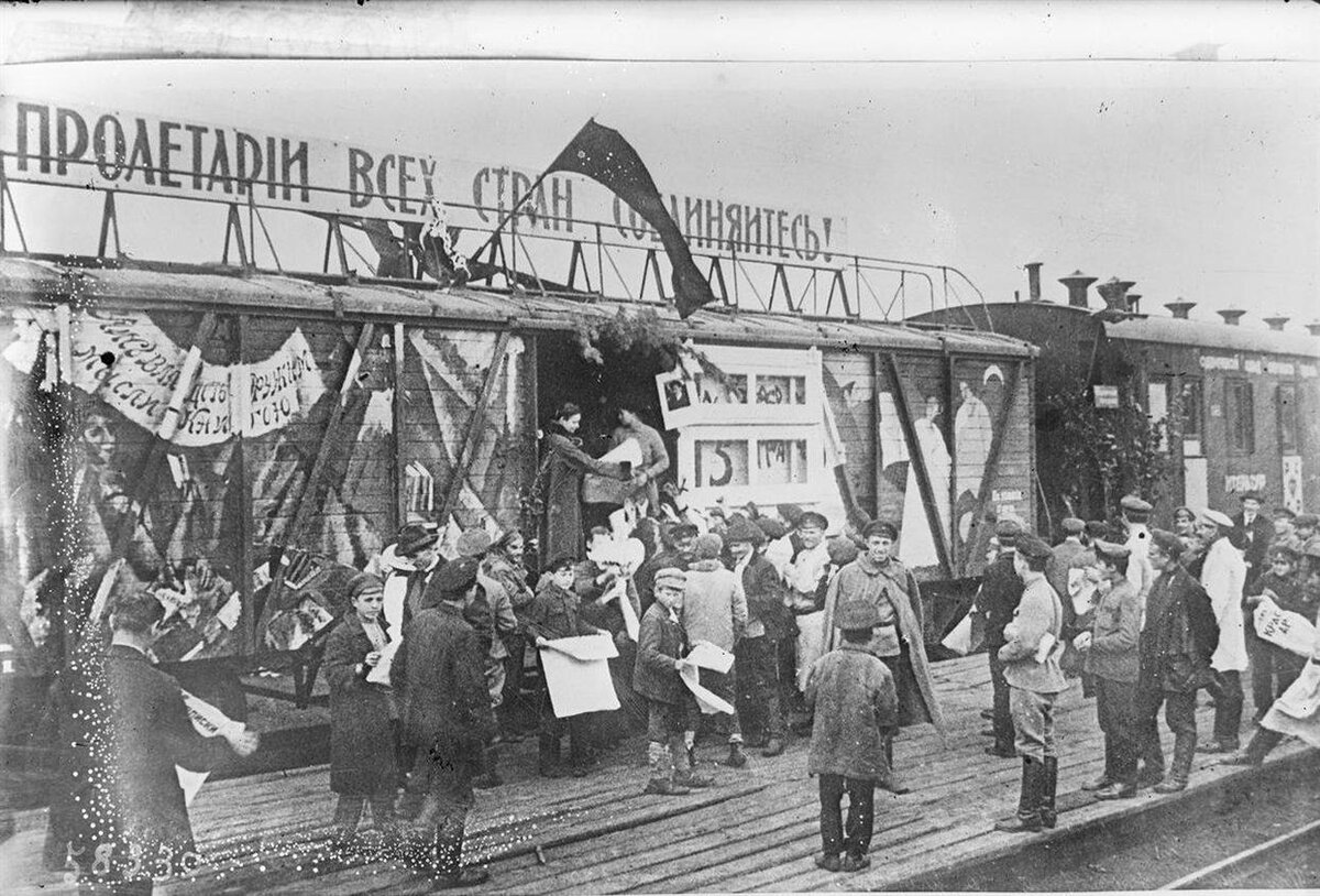 Советский агитпоезд. Источник: Яндекс картинки