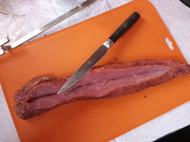 Раскройте вырезку, как книжку, надвое