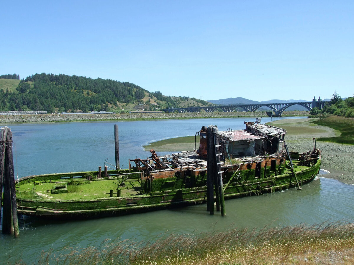 Корабль "Mary D. Hume" во время отлива