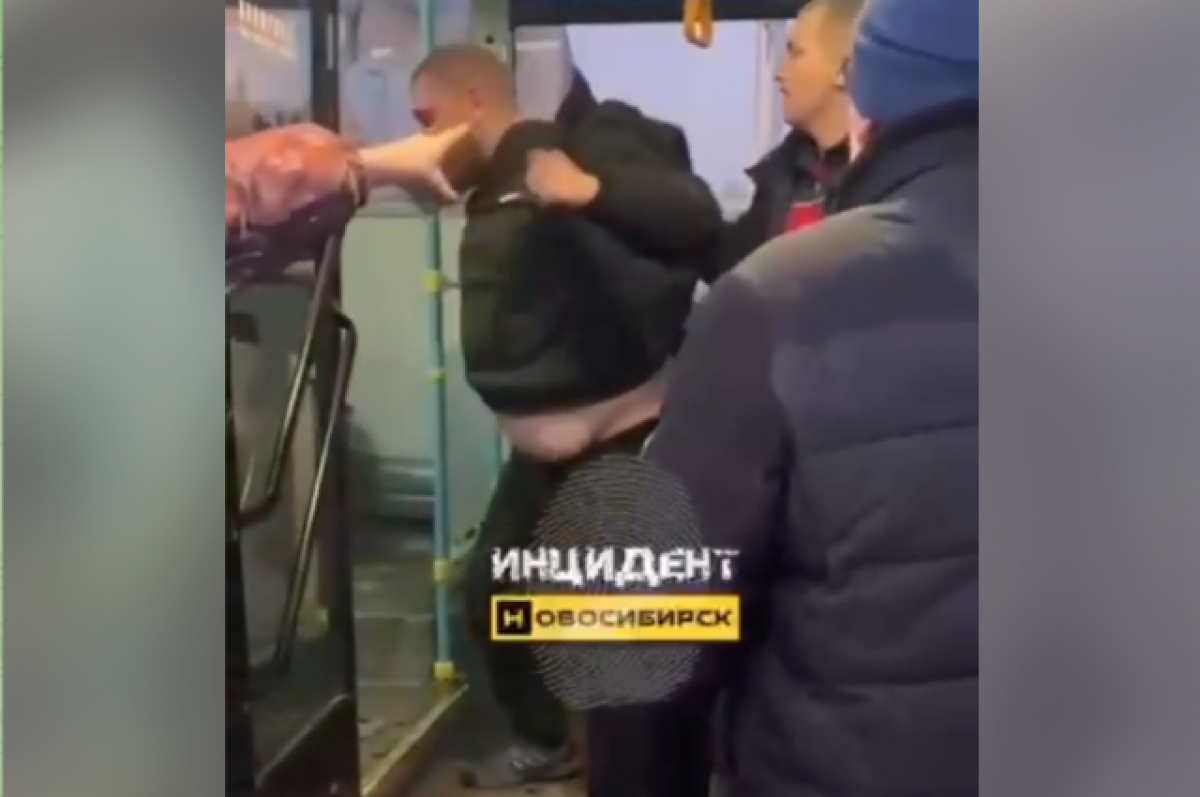    В Новосибирске водитель и кондуктор избили пассажира автобуса