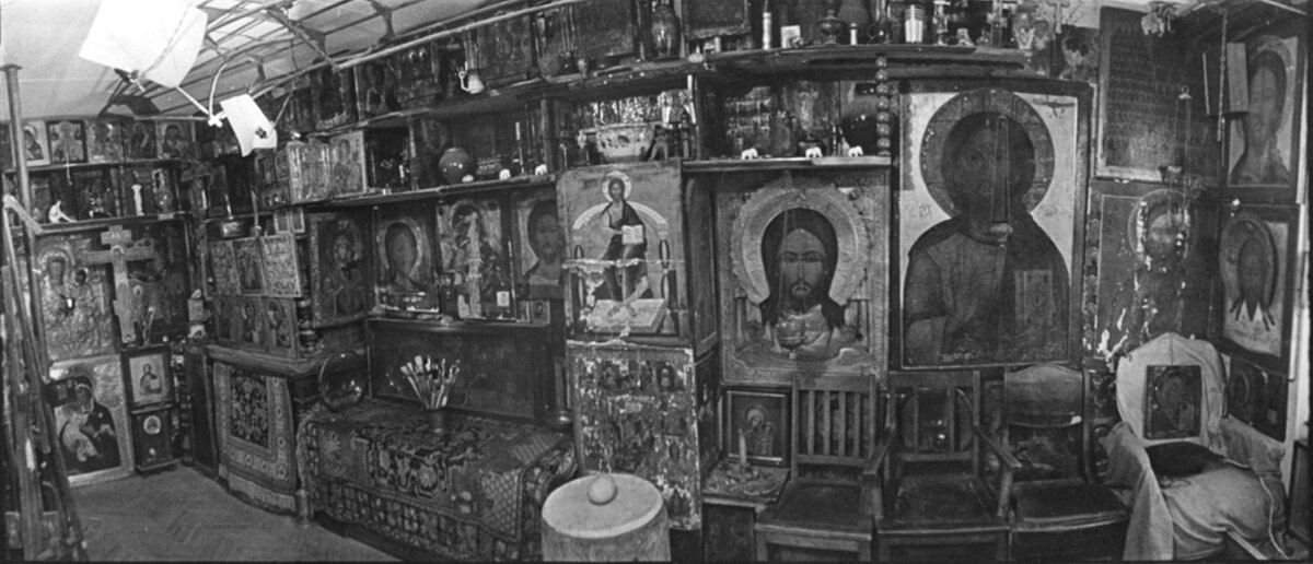 Квартира В.Я. Ситникова. Фото 1960-х гг. Справа видна икона Вседержителя, позже поступившая как дар в музей