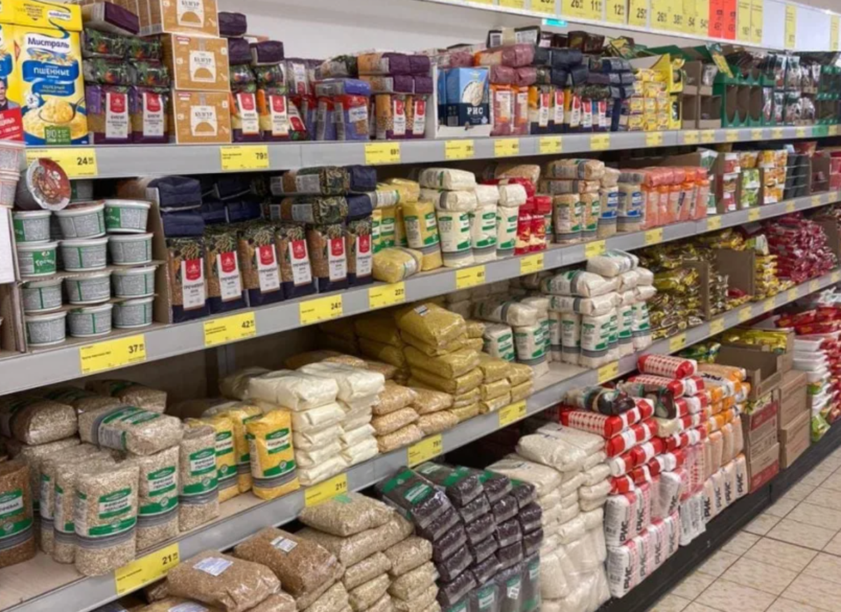 Магазин продуктов рядом. Ассортимент товаров. Ассортимент продуктов. Смешанный ассортимент. Магазин местных продуктов