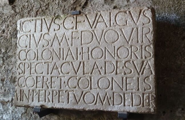 Доска на стене улицы в Помпее