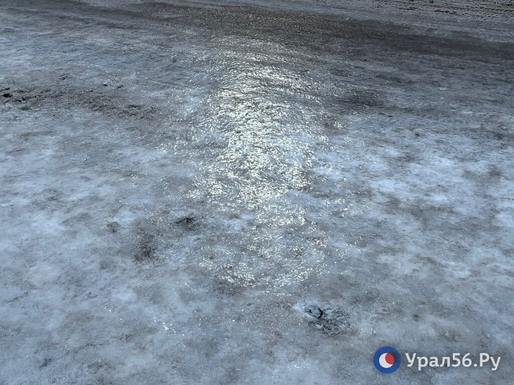    В Оренбурге мужчина поскользнулся во время гололеда на улице, упал и умер