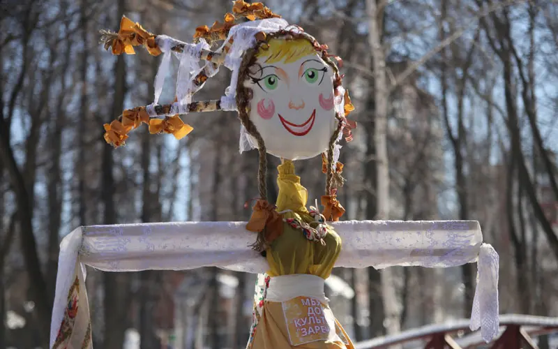 Кукла масленица. Масленица. Сколько мастер классов провели на масленицу 2023. Стол во дворе дома на масленицу. Сколько мастер классов провели на масленицу 2023.