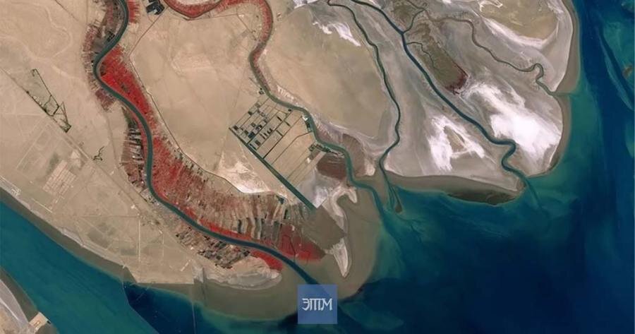 На юге Ирака Евфрат соединяется с Тигром и становится рекой Шатт-эль-Араб, которая затем впадает в Персидский залив.