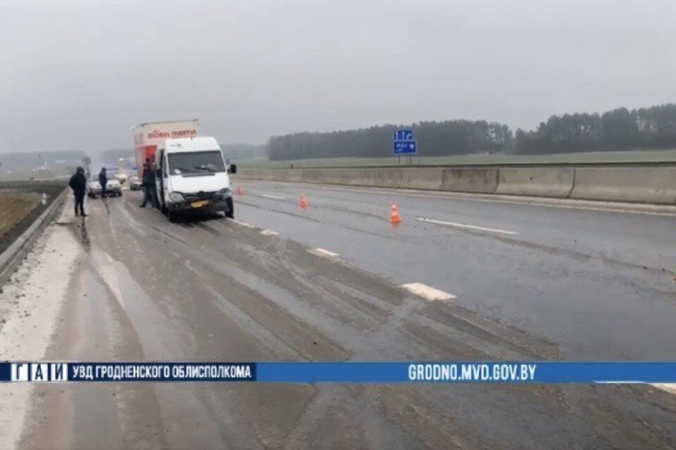     Под Лидой маршрутка с пассажирами врезалась в ограждение. Фото: скриншот с видео ГАИ УВД Гродненского облисполкома