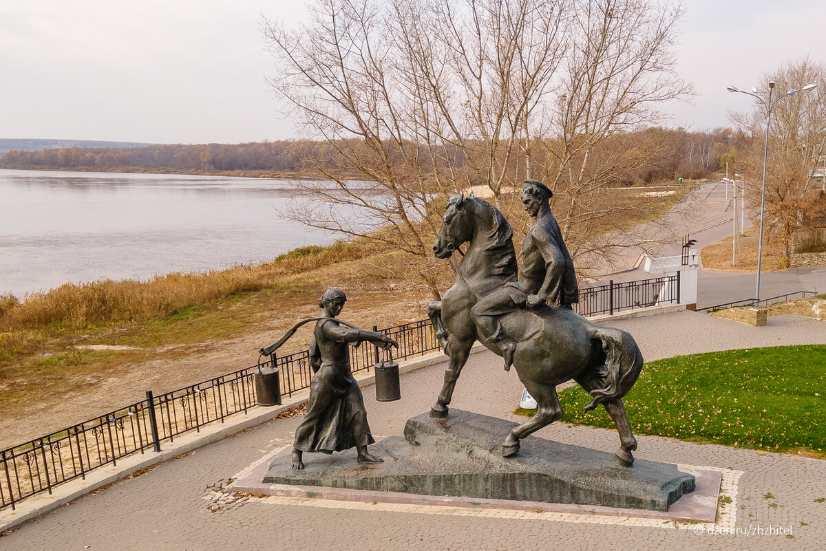 Станица вешенская магазины. Тихий Дон станица Вешенская. Вешенская памятник Аксинье. Памятник Григорию и Аксинье в Вешенской.