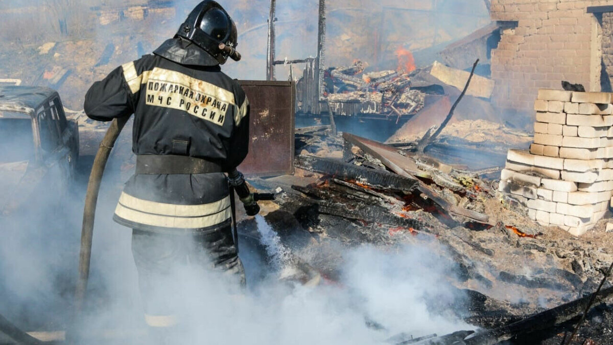     В Новоаннинском районе Волгоградской области пожар унес жизнь 52-летнего мужчины. Рассматривается версия неосторожного обращения с огнем, передает ГУ МЧС по региону.