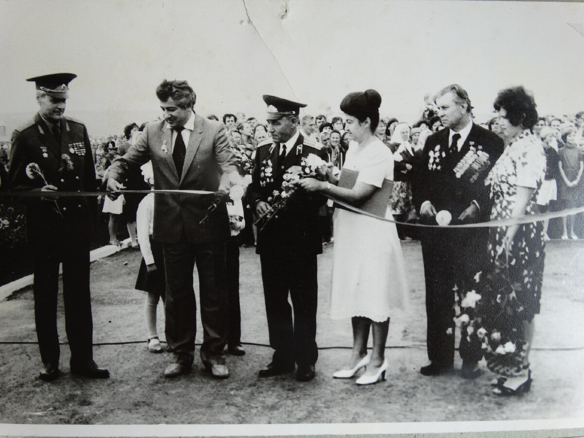 Открытие памятника Прорыв 1985 Слева направо И.М. Ковалев, Н.И. Сенченко, А.М. Ерошин, В.М. Донченко