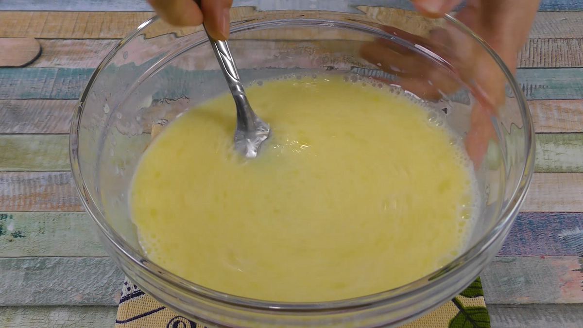 А вы когда-то пробовали турецкие пирожки? Давайте вместе их приготовим. К 250 мл теплого молока добавляем 125 мл рафинированного растительного масла, разбиваем 1 яйцо, всыпаем 0,5 ч.л соли и 1 ч.-2-2