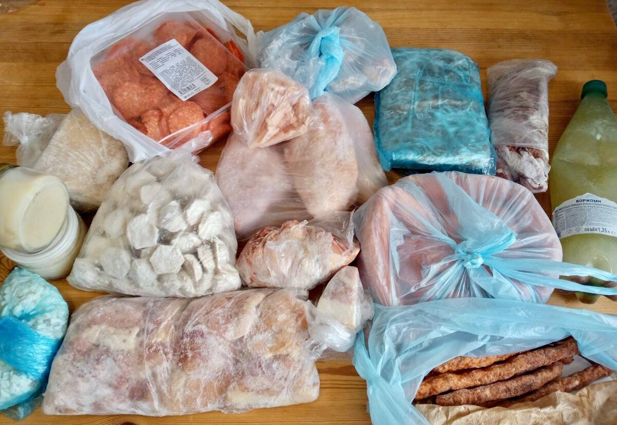 Мясная: колбаса пепперони для пиццы, домашние сосиски с сыром, бульон куриный, сало, 1кг пельменей, 3 филе грудки, гуляш из курицы, колбаски куриные, печень куриная, крылышки, жир куриный 