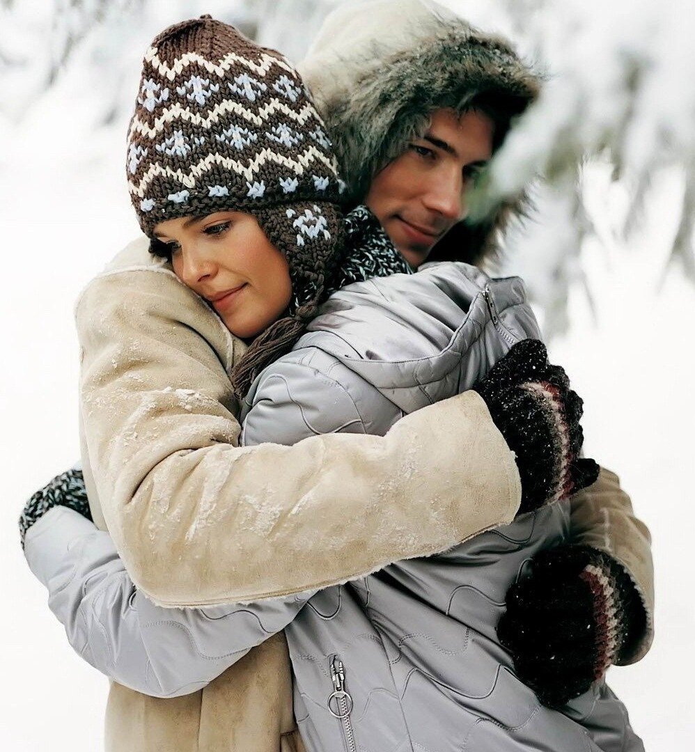 Теплая ночь в холодный день. Пара зимой. Зимние объятия. Влюбленные зимой. Теплые отношения.