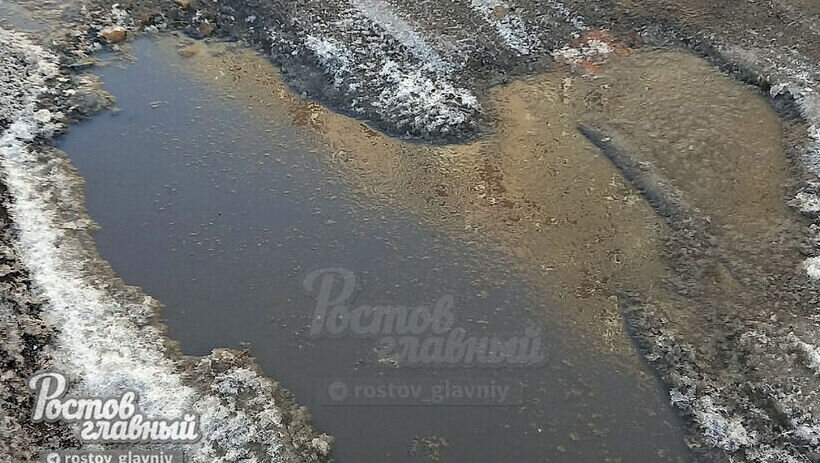     Дорожную яму в виде сердца нашел житель Ростова-на-Дону, новость об этом активно обсуждают в соцсетях горожане.