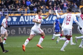 "Монако" сдулся? Вылетели из Лиги Европы, на прошлой неделе дома крупно проиграли "Ницце" (0:3), а сегодня в гостях потеряли очки в матче с предпоследней командой чемпионата Франции.

"Монако" проигрывал 0:1, потом за несколько минут удалось забить дважды, но победу удержать не удалось — 2:2.

Александр Головин вышел на поле в стартовом составе, провел весь матч и получил желтую карточку.

"Монако" набрал 51 очко и идет на третьем месте в Лиге 1.