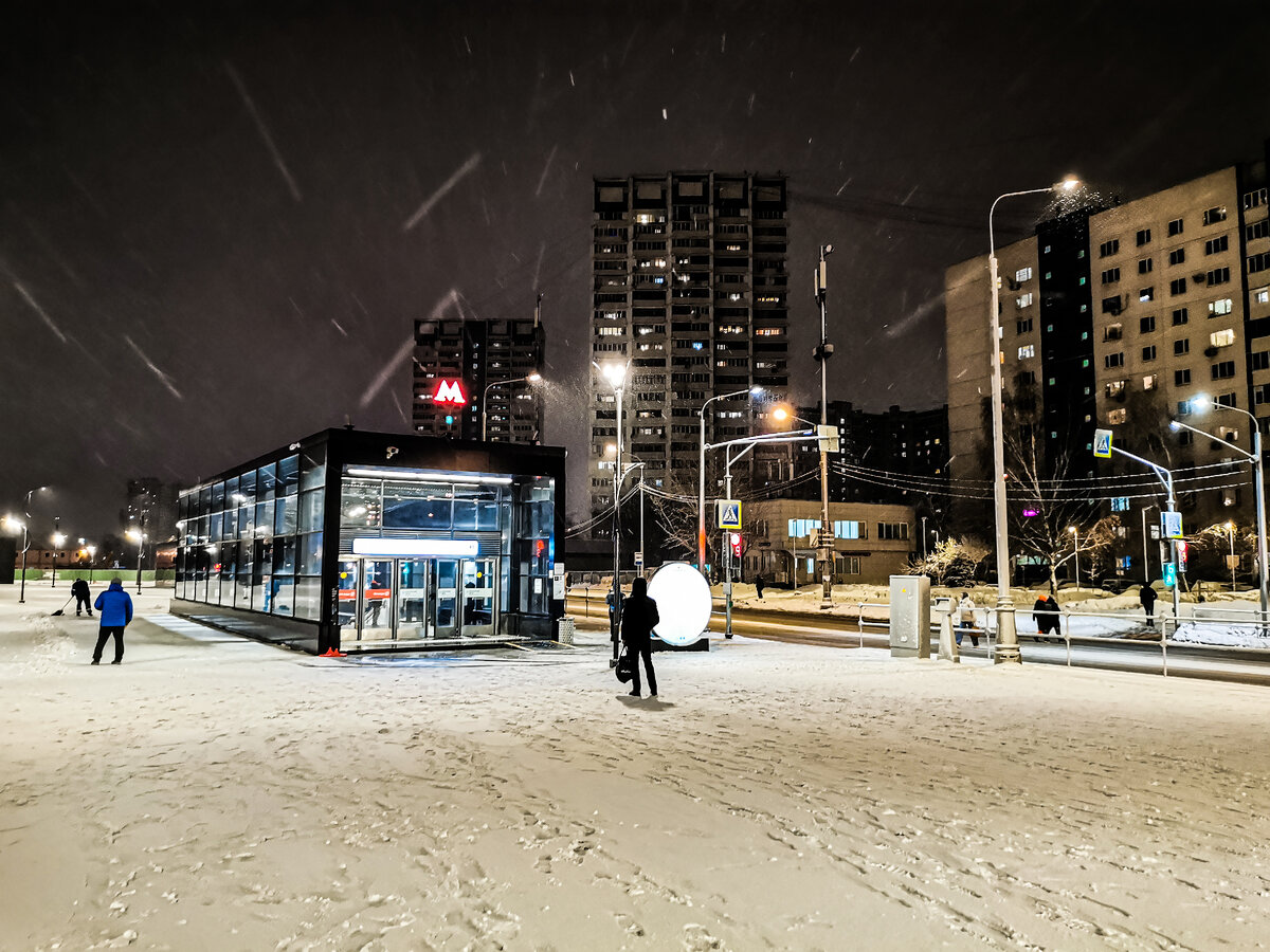 Единственный вход на станцию метро "Нагатинский затон" расположен на Коломенской улице.