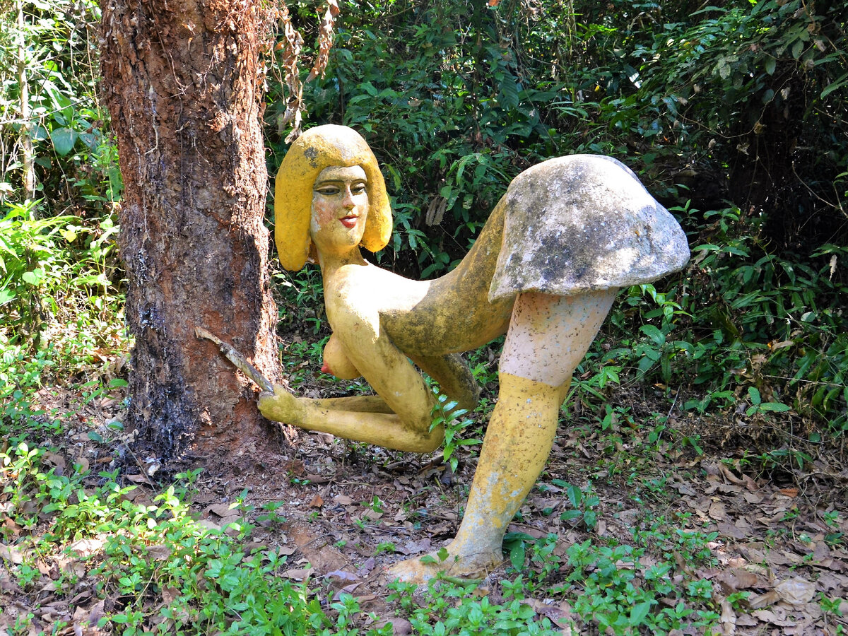 Бетонная женщина в джунглях острова Ко Мак. Фото автора.
