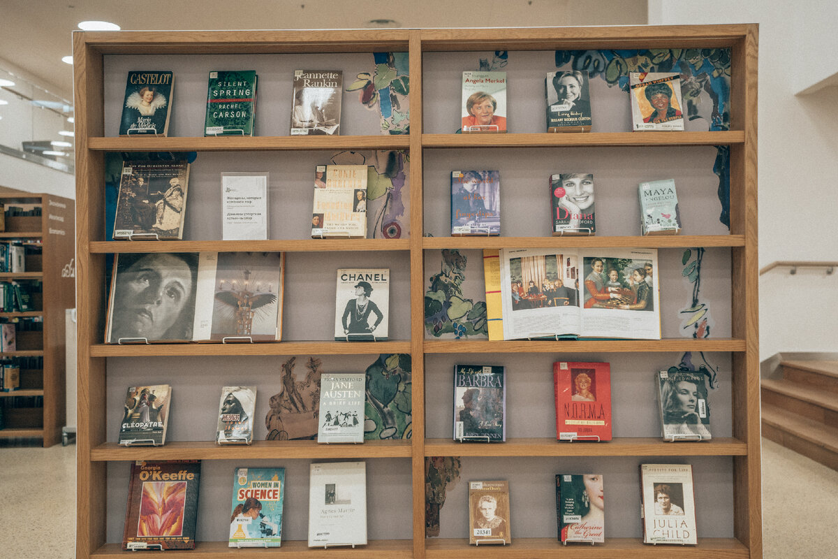 Выставки в марте. Выставка к 8 марта в библиотеке. Выставки в марте. Книжная выставка к 8 марта в библиотеке. Выставки в марте.