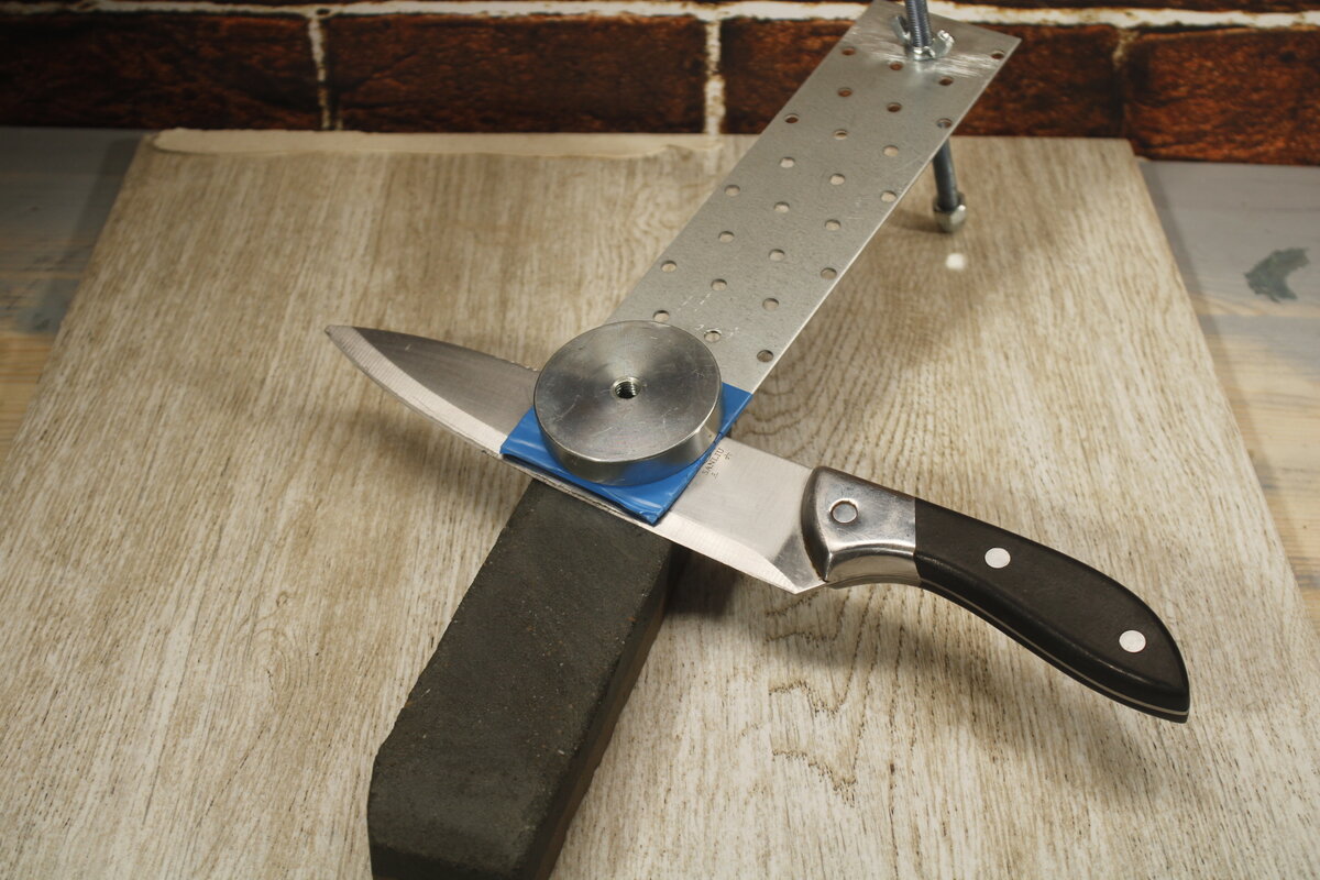 Как заточить кухонный нож до самурайской остроты с помощью простой самоделки