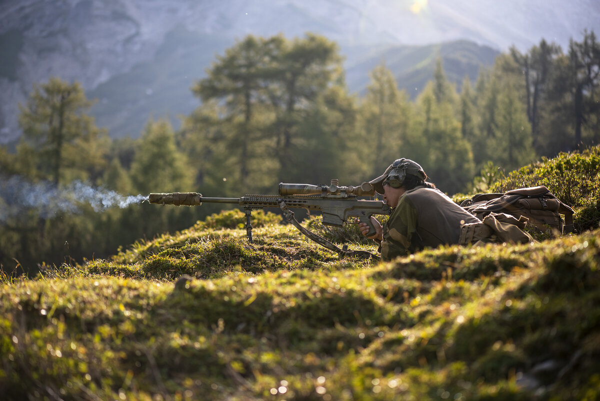 Sniper. Снайпер. Снайпер на горе. Снайпер осень. Снайпер в горах арт.