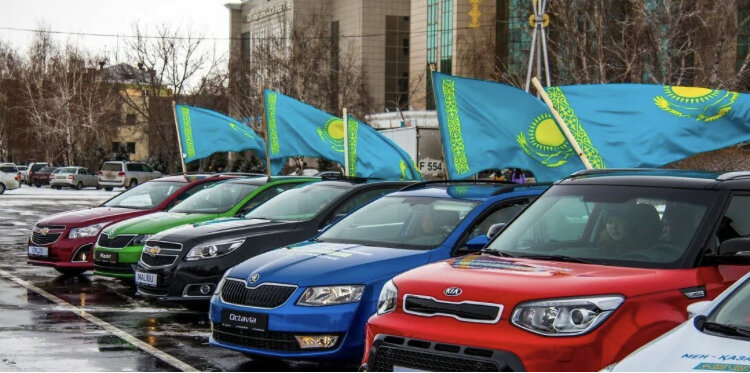 Автомобили в Казахстане до сих пор есть в наличии (не все еще выгребли), а цены пока еще ниже, чем в России — сам недавно ходил по автосалонам столицы Казахстана.