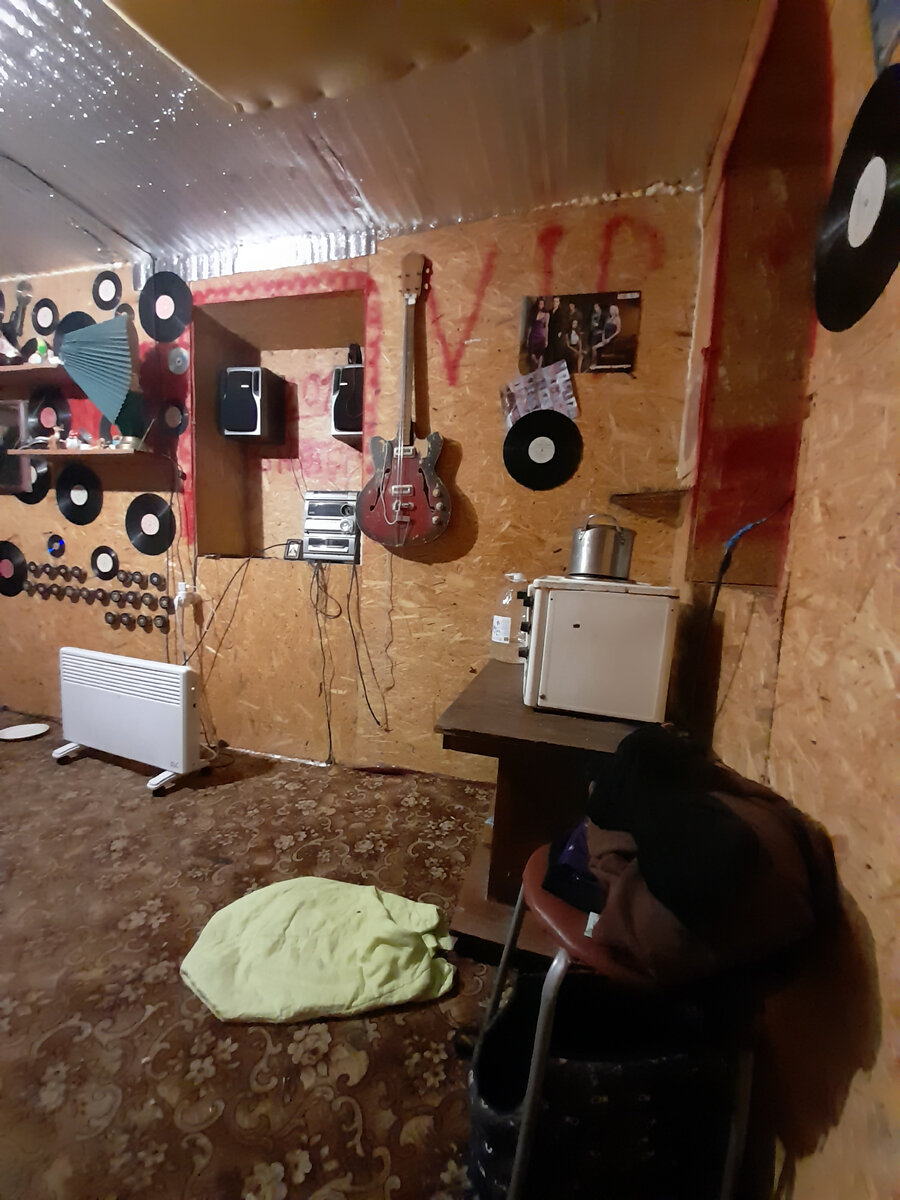 Комната, она же кухня, выглядела так. И это уже после уборки.