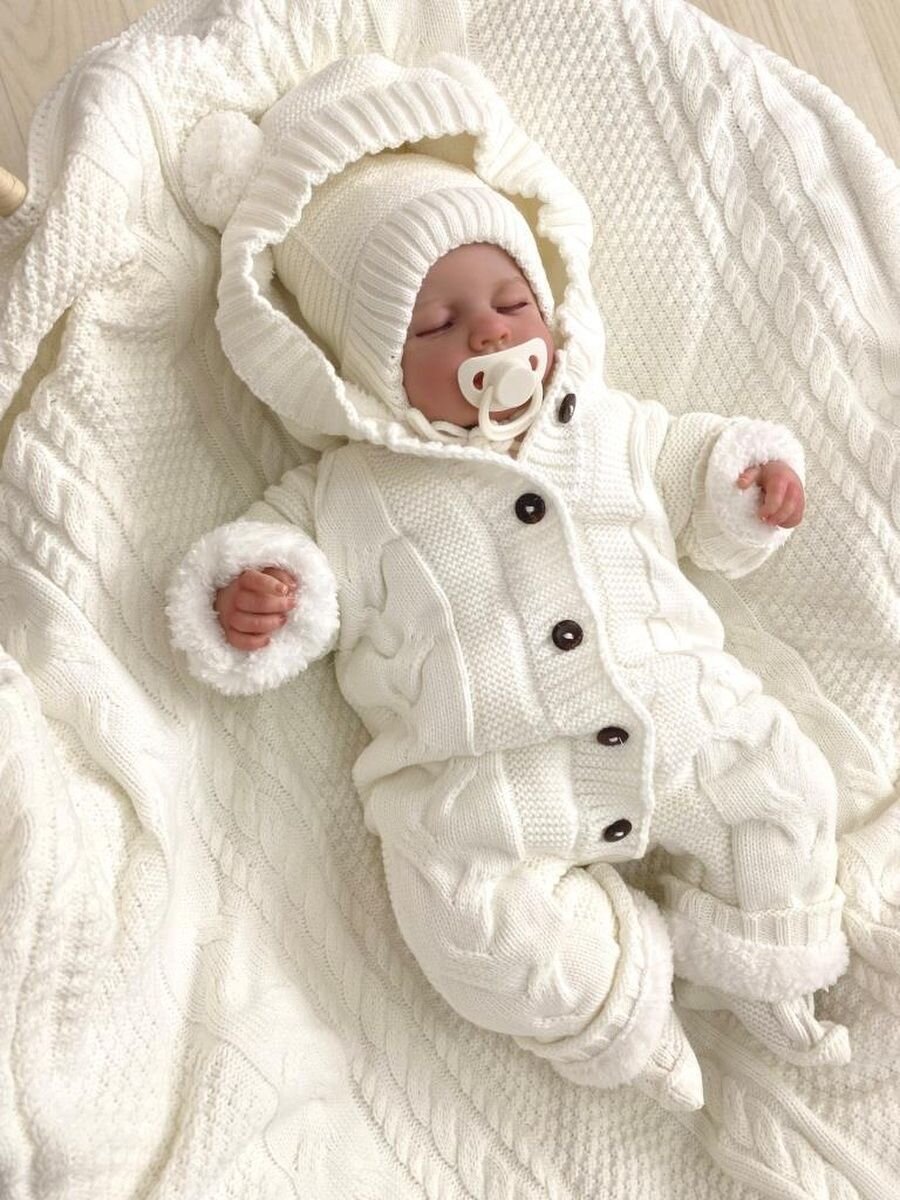 Комплект на выписку весной в молочном цвете. 