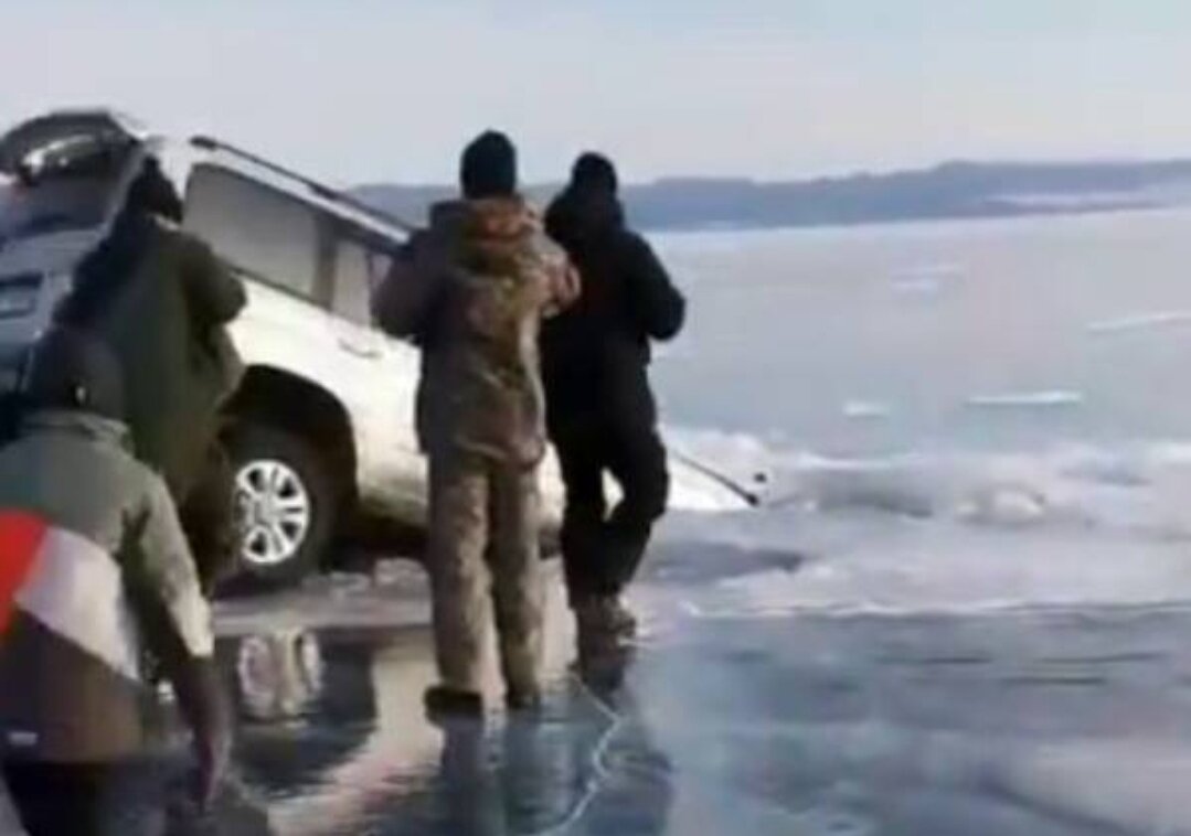 Провалился под лед на байкале. Машина во льду. Автомобиль провалился под лед. Ленд Крузер утонул на Байкале. Затонувшие машины на Байкале.