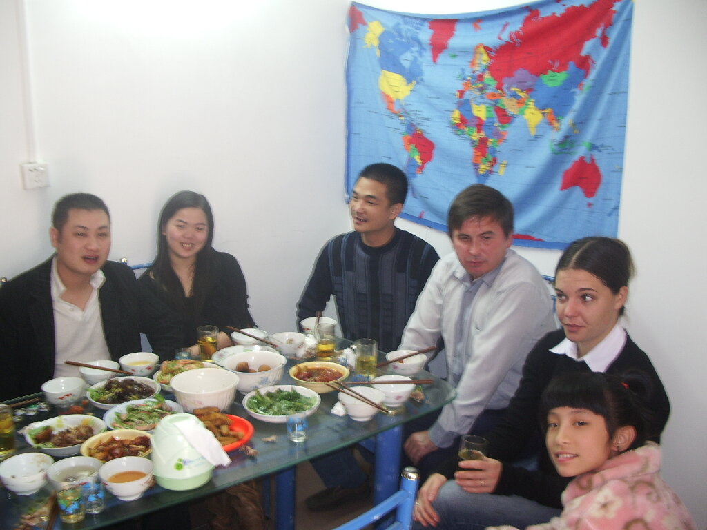 китайцев за столом все равно больше