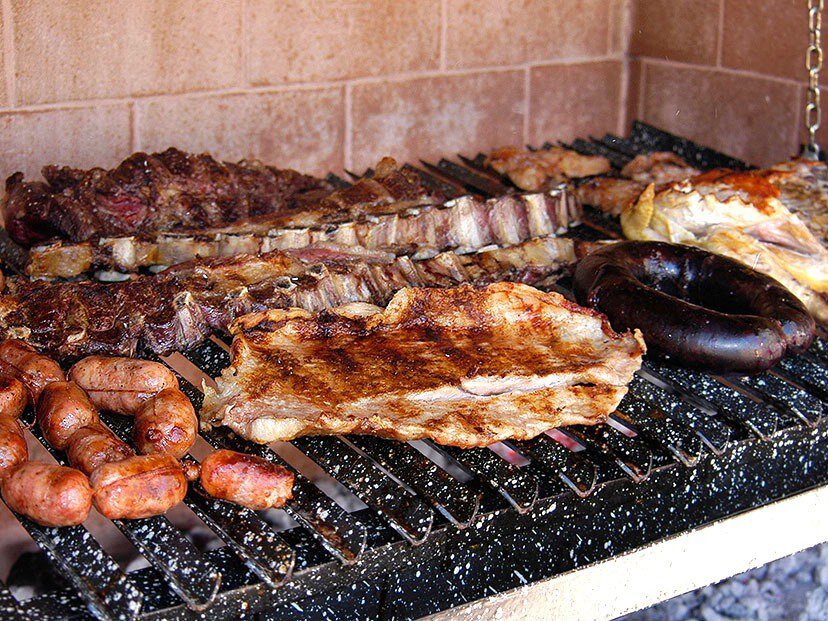 Asado. Источник: https://billiken.lat/interesante/la-quimica-del-asado-que-hace-que-la-carne-cocinada-a-la-parrilla-sea-tan-rica/