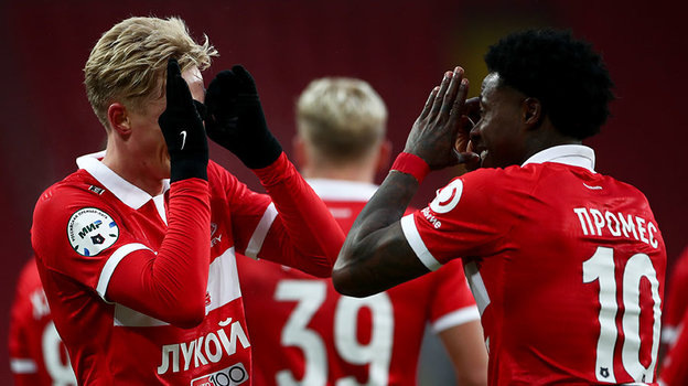    Руслан Литвинов и Квинси Промес празднуют гол в ворота «Факела».Дарья Исаева