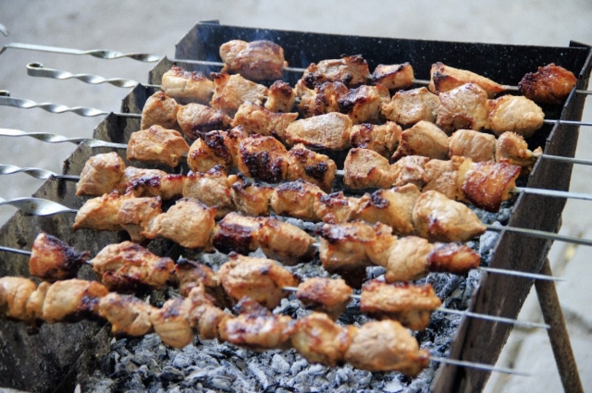    Голодный тоболяк заказал шашлык с картошкой и напал на курьера доставки