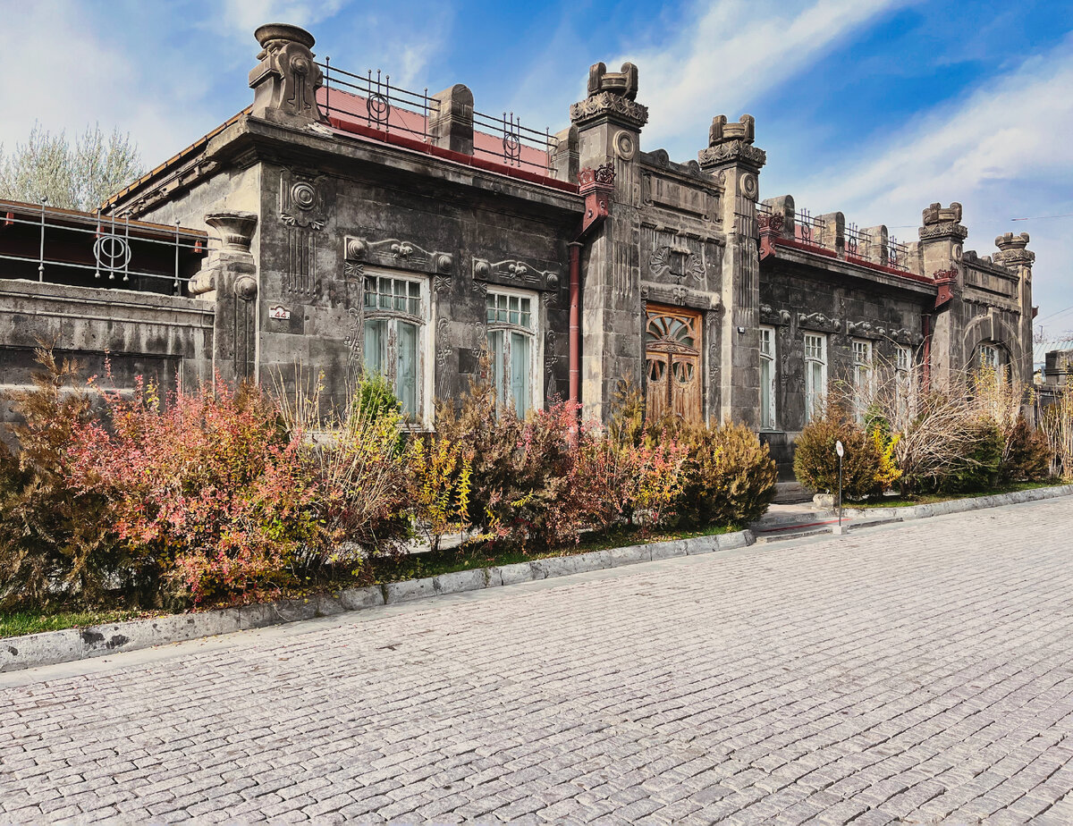 Дом в стиле модерн на улице Абовяна в Гюмри. Фото автора