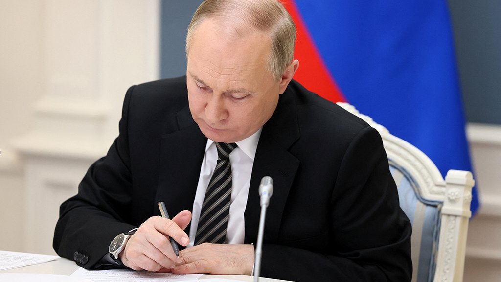 Путин подписал закон о наказании за фейки об участниках военной операции