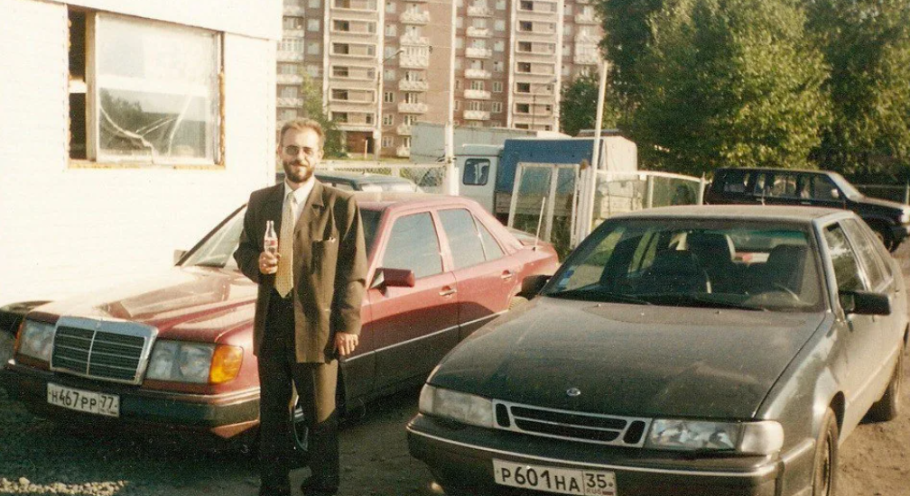2000 год на продажу. 124 Мерседес с бандитом 90. Мерседес 124 бандиты 90-х. Volvo 90-е.