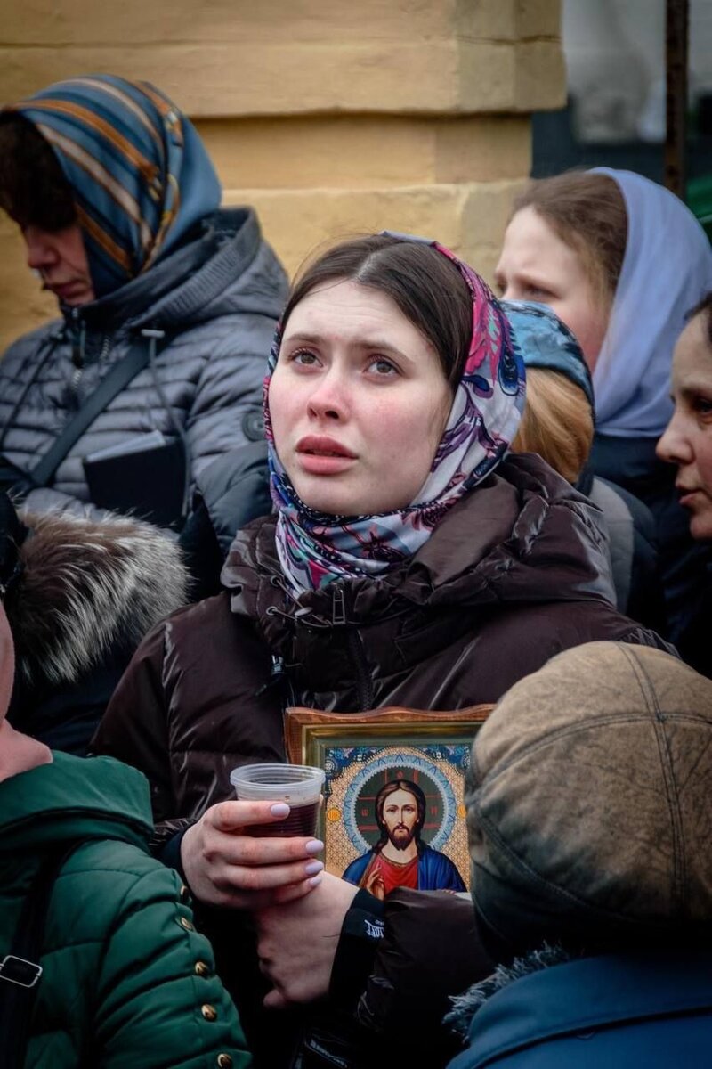 а нам бы день простоять да ночь продержаться