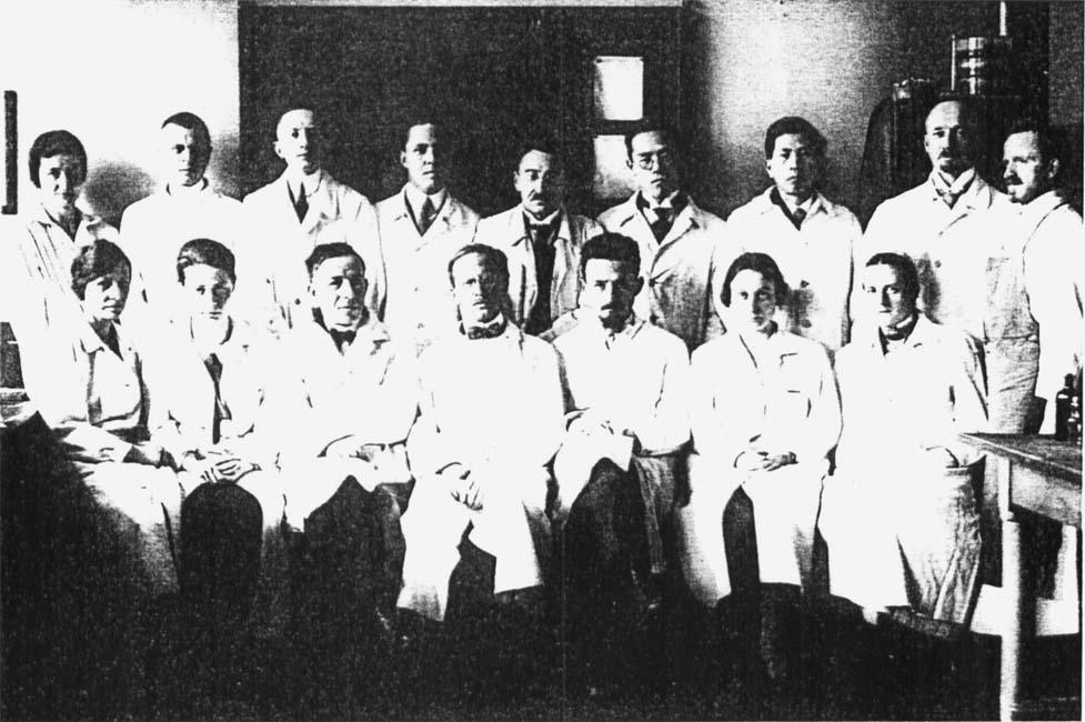 Вальтер Шпильмейер и его рабочая группа в 1927 году, Юлиус Галлерворден второй слева в заднем ряду, Хьюго Шпатц третий справа в первом ряду.