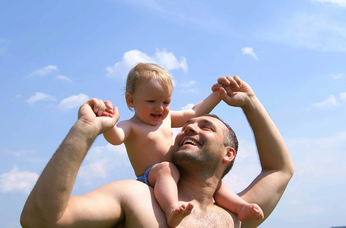 Папа и дочка и сын видео. Ребёнок на плечах у папы. Ребенок на руках. Папа держит ребенка на руках. Отец с ребенком на плечах.