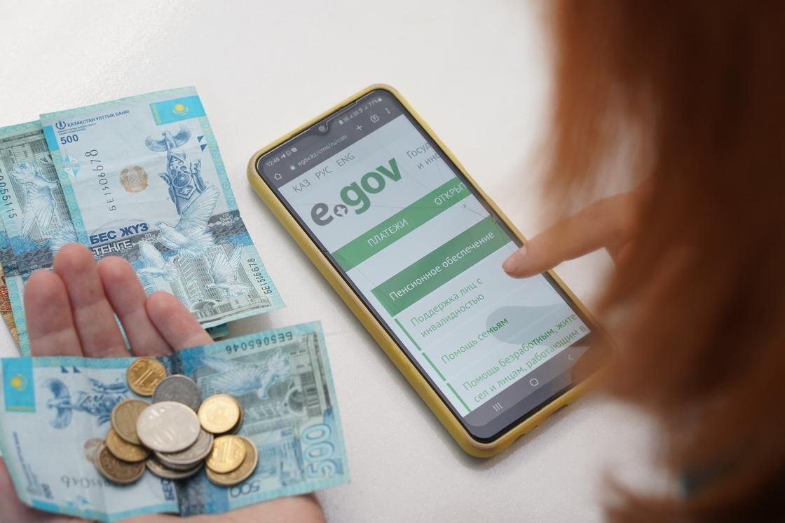    Деньги и смартфон.:NUR.KZ/Владимир Третьяков